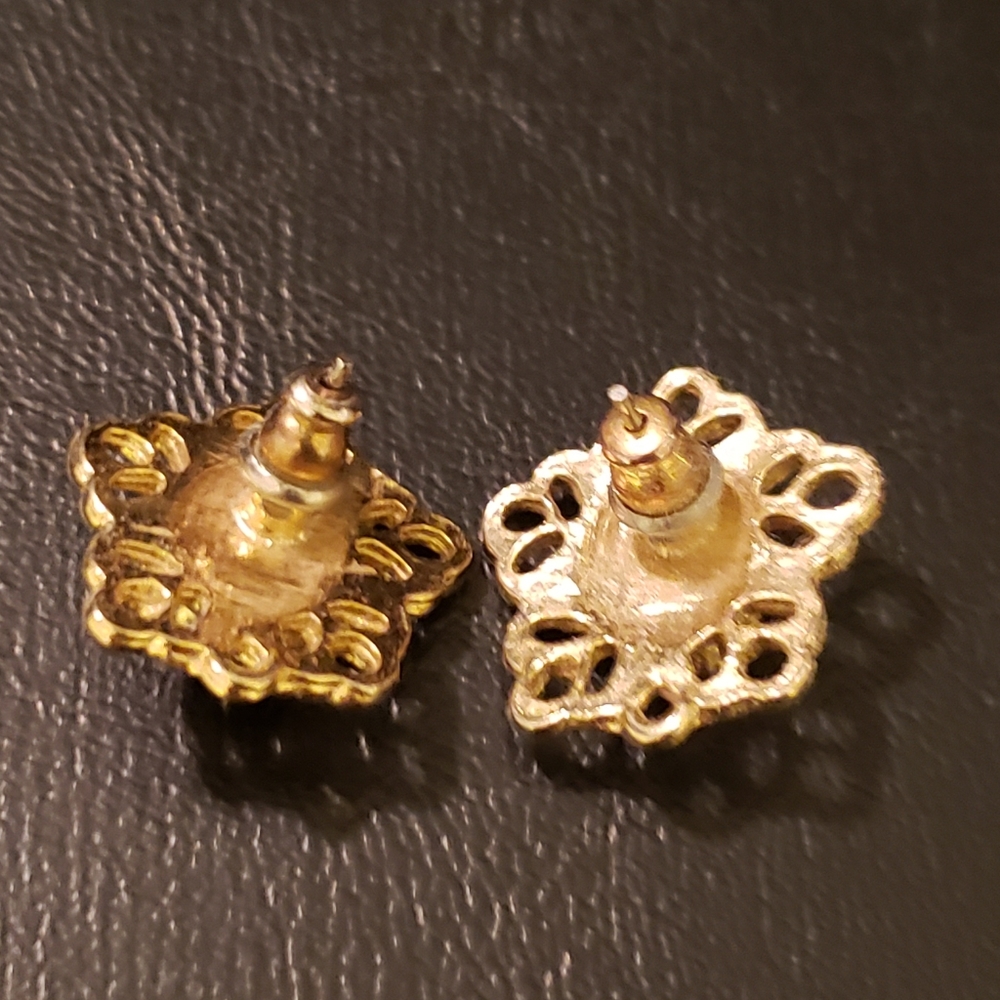 Vintage gold-toned filigree earrings with an orange "goldstone" cabochon. - Picture 2 of 3
